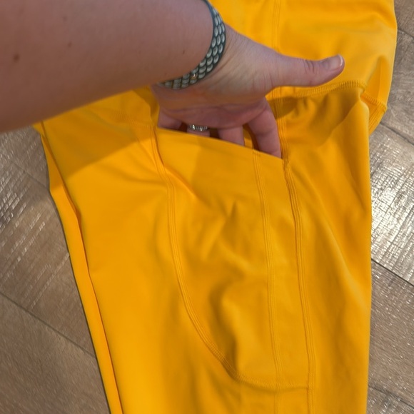 NWT ATHLETA Ultimate Stash II Capri Legging Radiant Sunshine Size Medium - Picture 8 of 13